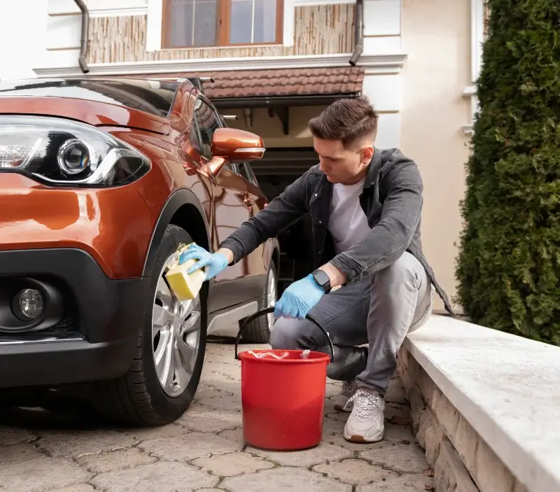 Lavage auto à domicile Ahun : professionnel intervenant sur un véhicule
